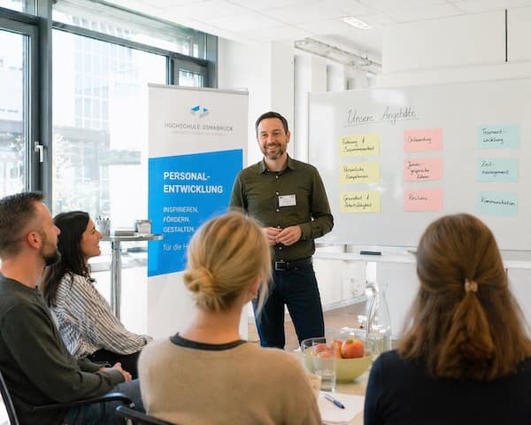 Trainerin leitet eine Weiterbildung zur Personalentwicklung an einer Hochschule mit Fokus auf Führung, Zusammenarbeit und Kommunikation.