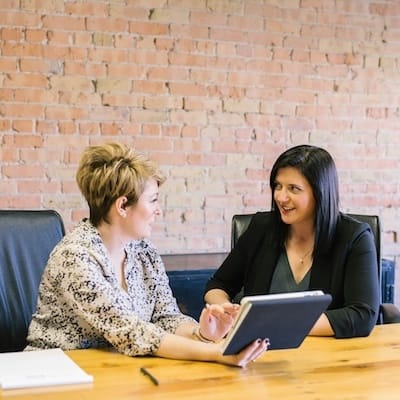 HR‑Mitarbeitende und Personalentwickler:innen besprechen Englischtrainings für das Unternehmen; praxisnahe Englischkurse für Unternehmen.