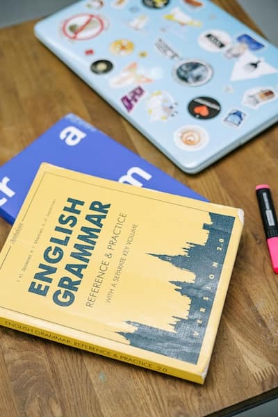 Business English Grammatikbuch auf Schreibtisch – Grundlagen für sichere berufliche Kommunikation